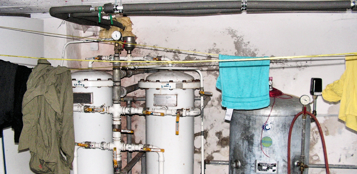 Salzschäden und Durchfeuchtung im Wasch- und Wasseraufbereitungskeller