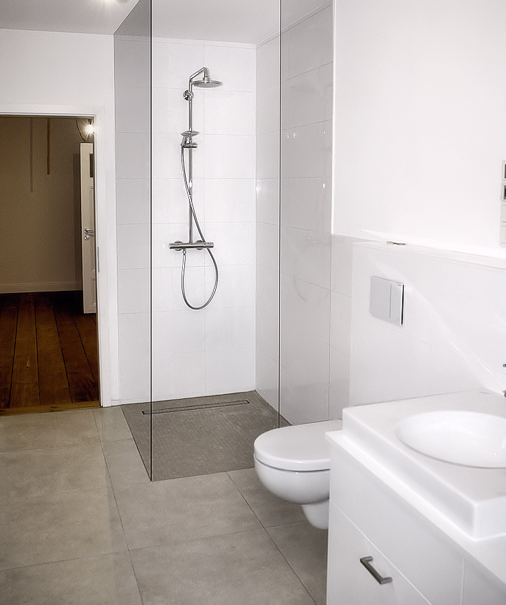 Komplett erneuertes Badezimmer im Obergeschoss. Einbau einer bodengleichen Dusche.